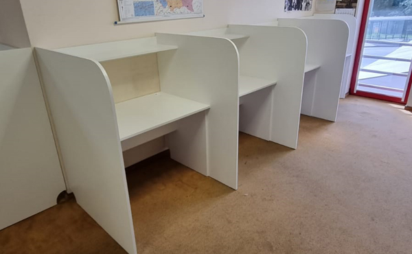 Konstrukcja osobne biurko Alaska 104x70 cm miedzy ściankami działowymi z płyty, kolor biały