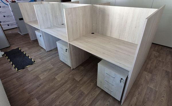 Biurka Alaska AL-BP-13/00 z kontenerem AL-KP-04 i ściankami z płyty, kolor dąb palermo D2609