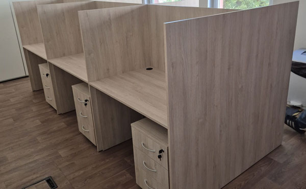 Biurka Alaska AL-BP-13/00 z kontenerem AL-KP-04 i ściankami z płyty, kolor dąb palermo D2609