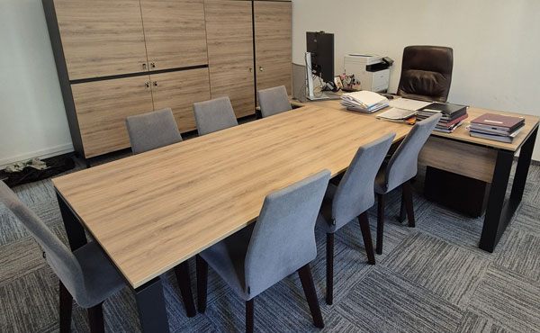 Biurko z dostawką CRN-GCS13, stół konferencyjny CRN-GCS17, oraz garderoba i regał z zamkami, kolor dąb naturalny W240