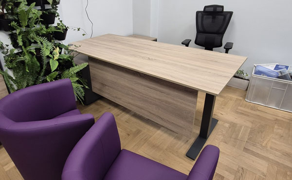 Biurko na stelażu elektrycznym z komodą i plecami CRN-GCS13 EL, kolor dąb Robson W300