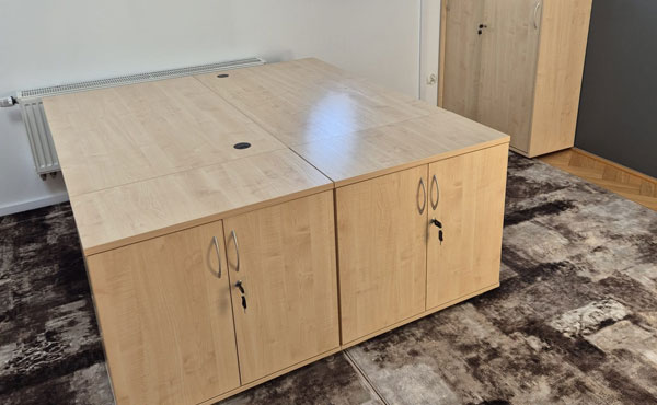 Biurka DK-BP-140 i dostawiane komody KM80-drzwi, kolor klon naturalny D375