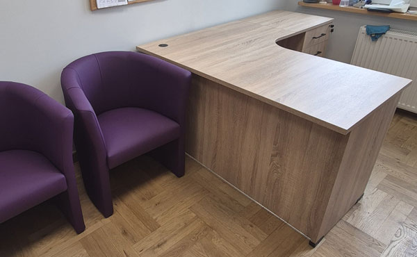 Biurko DK-BK-160-KT05 z plecami do ziemi, kolor dąb sonoma D3025 OW