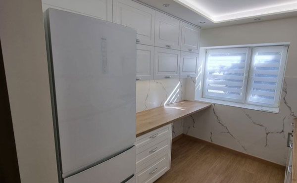 Kuchnia w domu z frontami z lakierowanego mdf z frezami, kolor biały