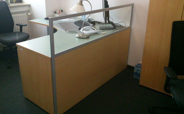 Przegroda z pleksi i płytą