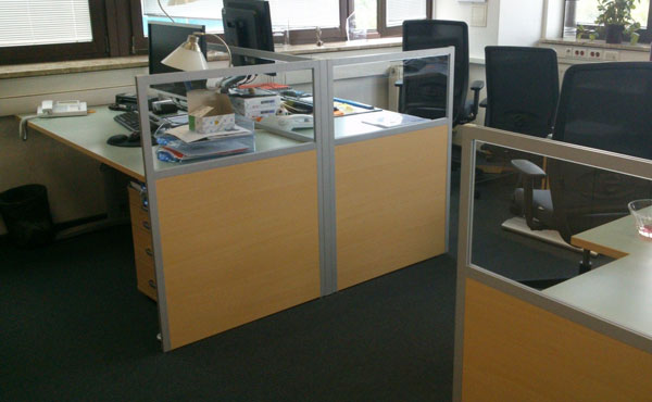 Przegrody z pleksi i płytą