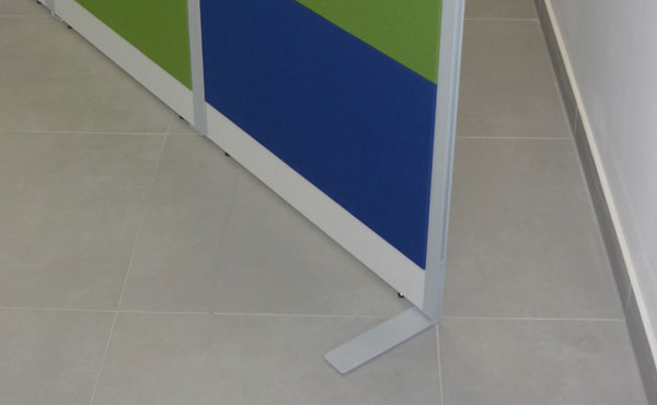 Różnokolorowa ścianka na nóżkach