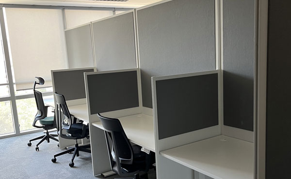 Biurka Indiana białe ze ściankami Maine