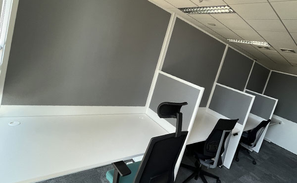 Biurka Indiana białe ze ściankami Maine