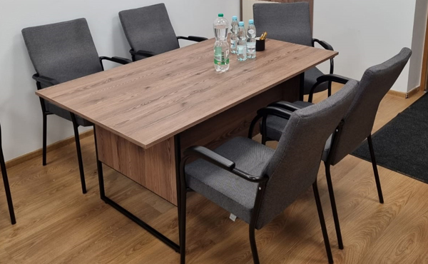 Stół konferencyjny MS-VSK200, z tyłu szafa ubraniowa MS-VSU, kolory modrzew górski, szary Taupee