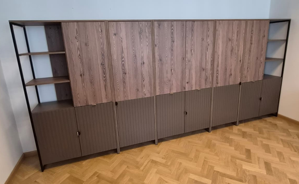 Regały wysokie MS-VS188 prawy, lewy i środkowy oraz szafa ubraniowa MS-VSU i regał 60 cm na zamówienie, kolor modrzew górski i brąz Trufla