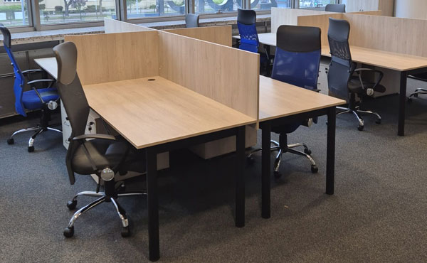 Biurka Nevada NV-BP-160 z przegordami, kolor dąb palermo D2609 PR, stelaż czarny RAL9005