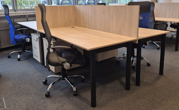 Biurka Nevada NV-BP-160 z przegrodami, kolor dąb palermo D2609 PR, stelaż czarny RAL9005