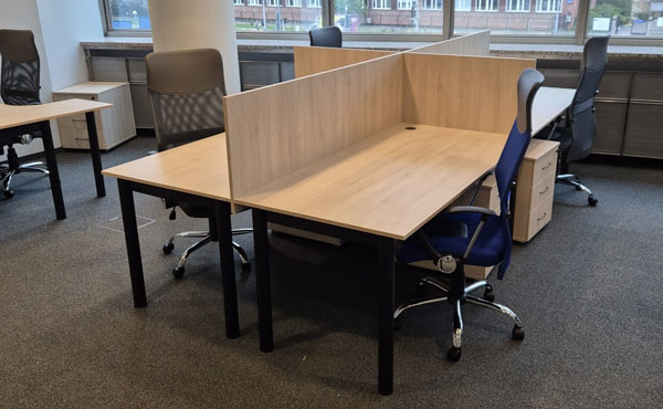 Biurka Nevada NV-BP-160 z przegrodami i kontenerami NV-KT10-3S, kolor dąb palermo D2609 PR, stelaż czarny RAL9005