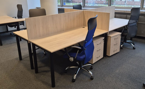 Biurka Nevada NV-BP-160 z przegrodami i kontenerami NV-KT10-3S, kolor dąb palermo D2609 PR, stelaż czarny RAL9005