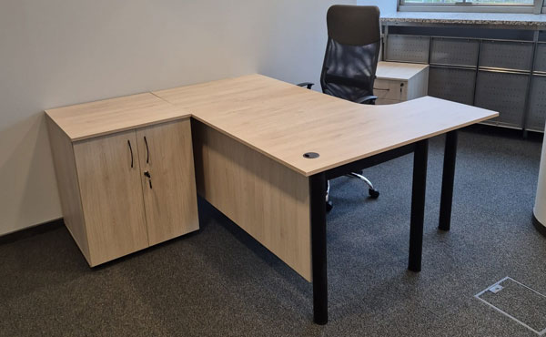 Biurko Nevada wg NV-BKP-140 (160 cm) i komoda NV-KM60-drzwi, kolor dąb palermo D2609 PR, stelaż czarny RAL9005