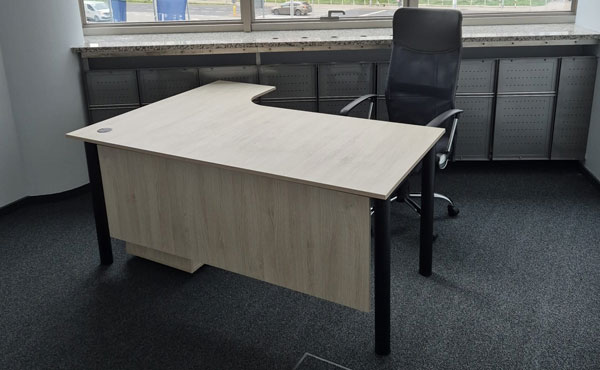 Biurko Nevada wg NV-BKP-140 (160 cm) z plecami, kolor dąb palermo D2609 PR, stelaż czarny RAL9005